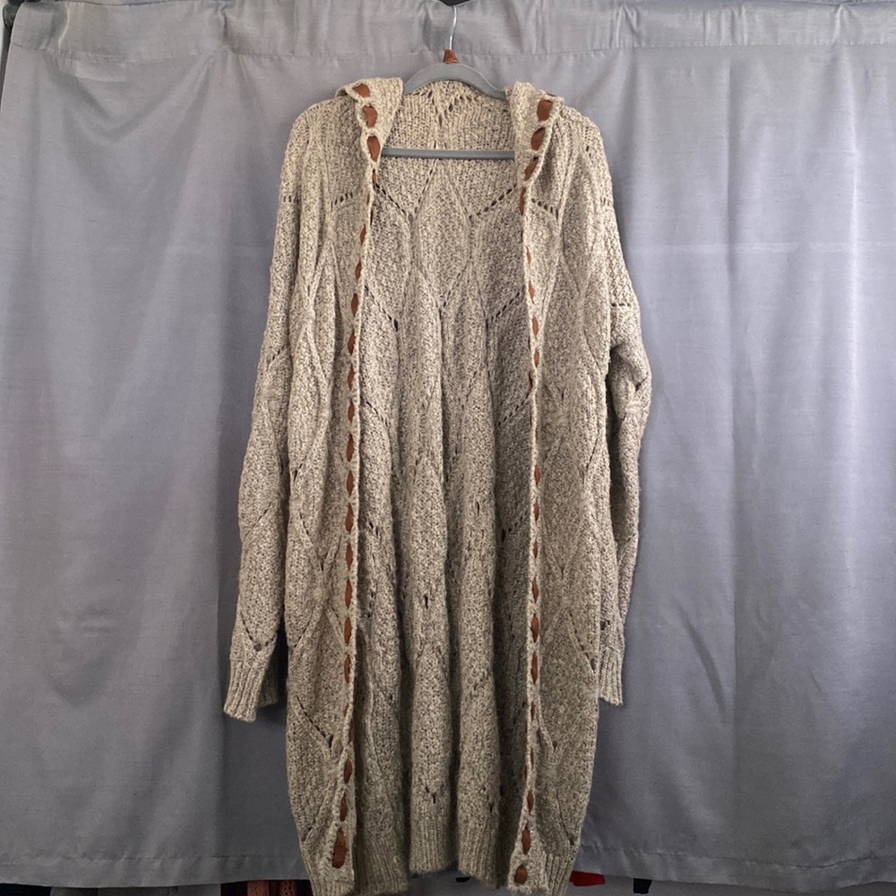 Long, comfy cardigan. Size L, but could fit XL/XXL.